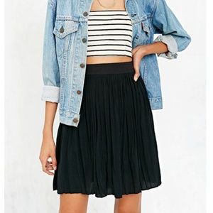 ALICE & UO Anna Pleated Skirt in Black